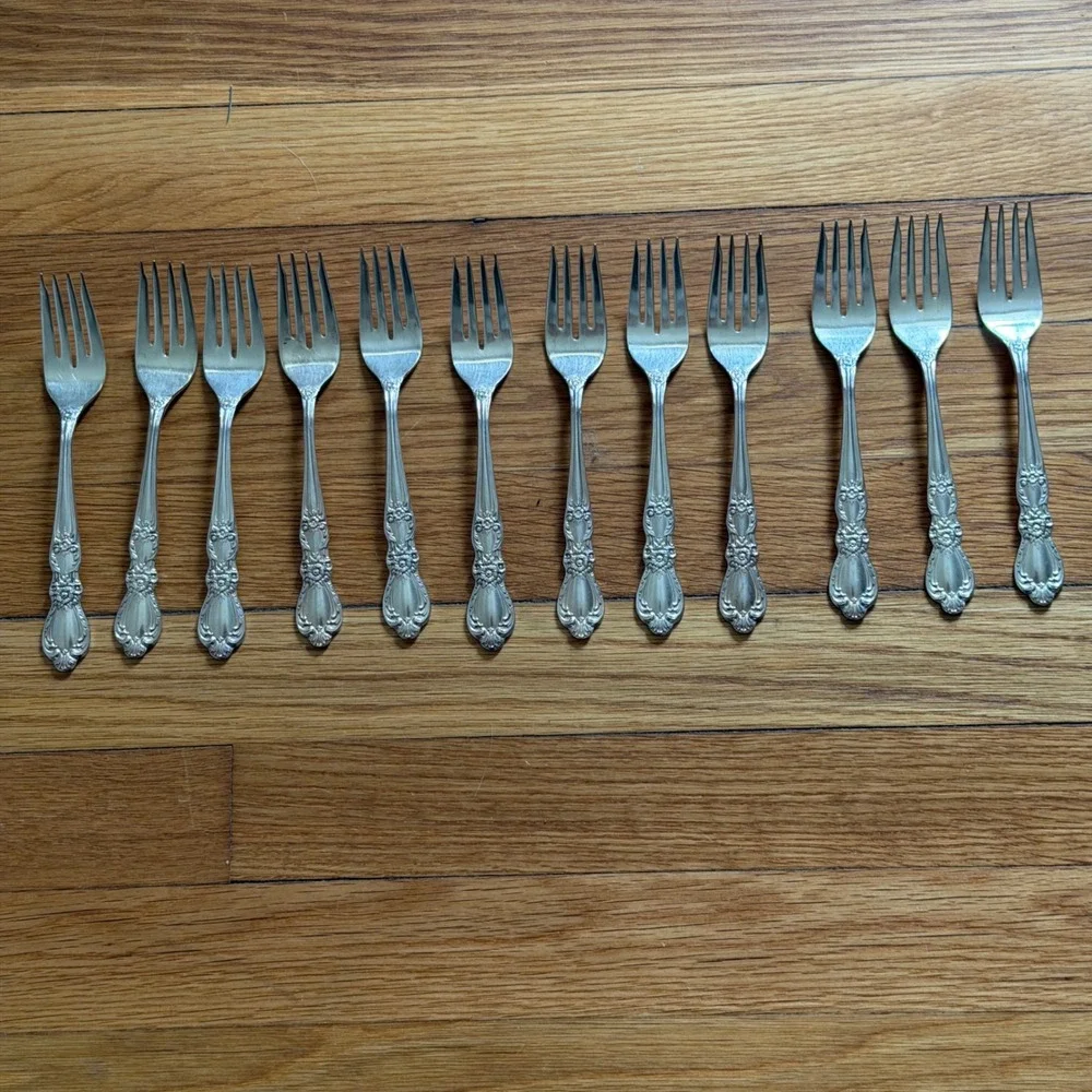 1847 Rogers Bros. IS Heritage Flatware Set 49 Pieces Floral Design
